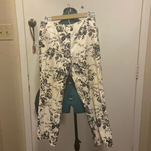 EXPRESS CREAM & Black Rose Print Capris back zip 7/8